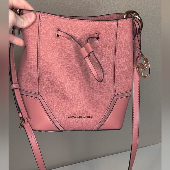 Michael Kors Dusty Pink Rose Pebbled Leather Bucket Crossbody Bag Valentine - Picture 3 of 16